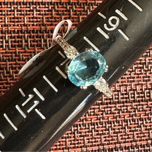 Dazzling Silver Ring with Turquoise Gemstone